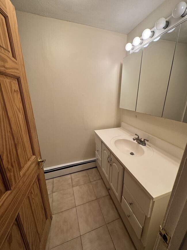 Building Photo - 1bed apartment in Watertown available in 9/1