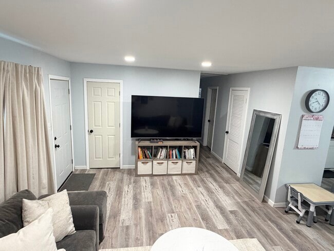 Building Photo - 654 Maple Ln