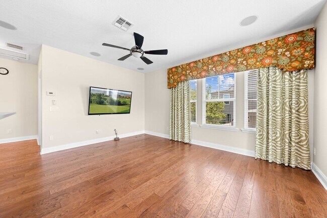 Building Photo - Stunningly Beautiful and Stylish Garage Apartment ~