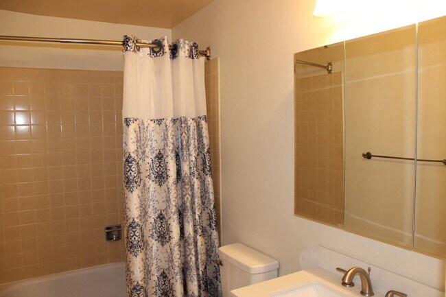 Building Photo - 6351 Chapel View Ln
