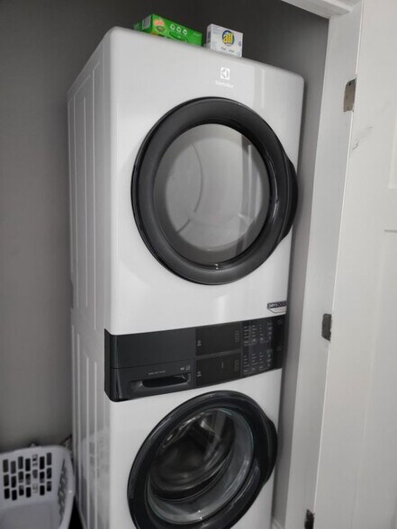 Building Photo - 434 S Cortez St