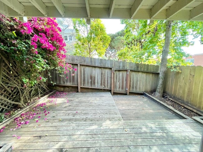 Building Photo - Spacious 3BR/2BA Potrero Hill Townhouse Ho...
