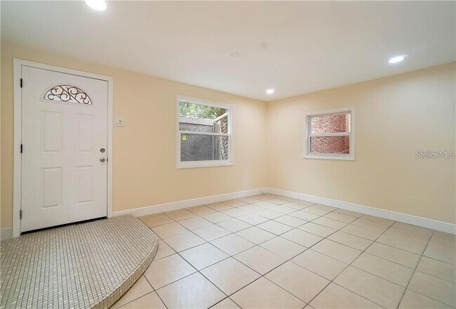 Building Photo - 445 Shine Ave