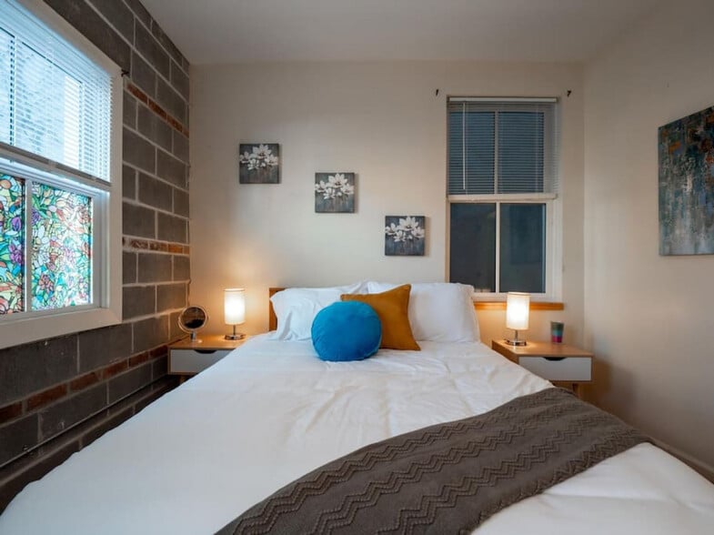 Building Photo - 1610 Pleasant St