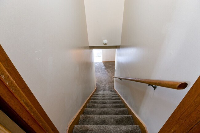 Building Photo - #6 Bedroom House with Awesome Yard Plus Ga...
