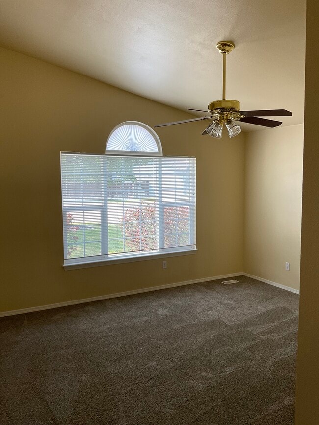 Building Photo - 117 E Woodbury Dr
