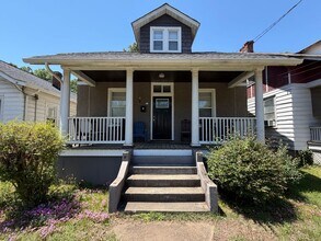 Building Photo - 3 / 4 Bedroom Home