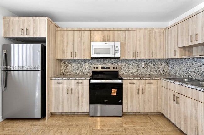 Building Photo - 1350 NE 149th St