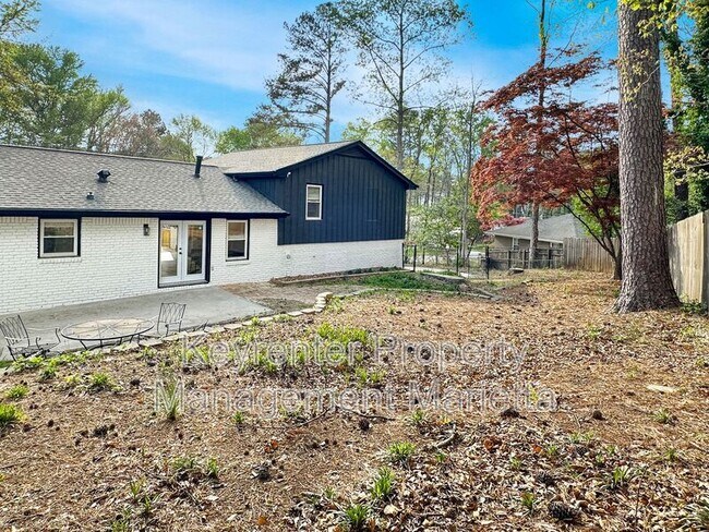 Building Photo - 651 Inglis Dr S E