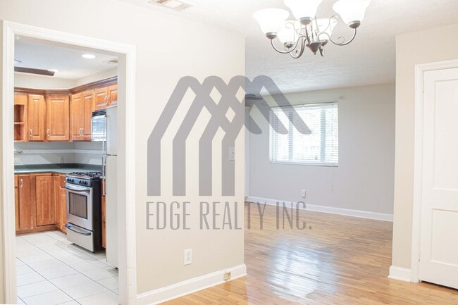 Building Photo - 135 E Derenne Ave