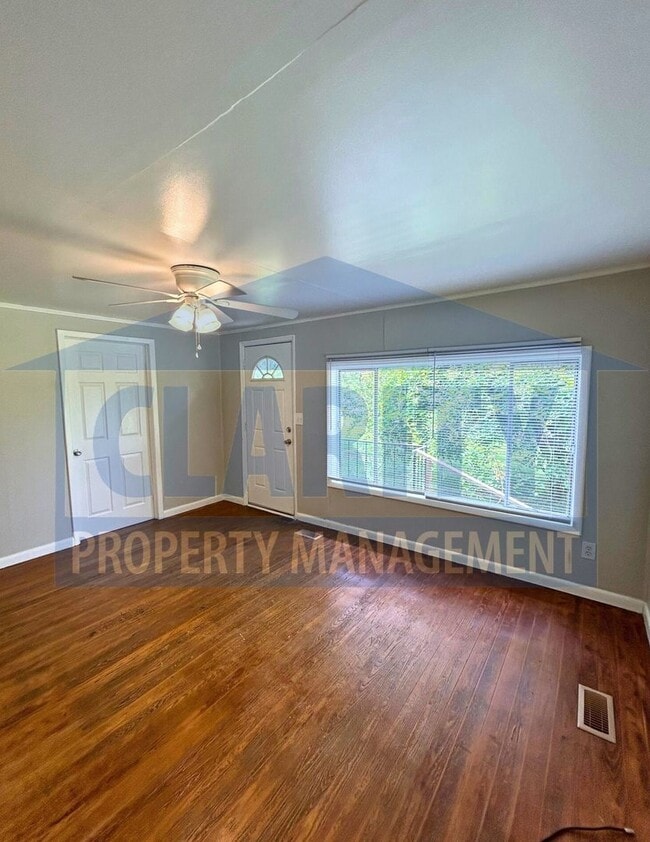 Building Photo - Charming 2-Bedroom Home with Spacious Yard...