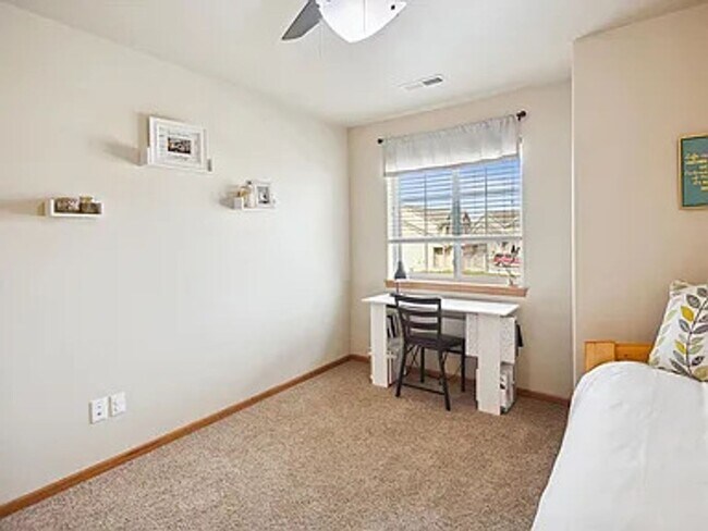 Building Photo - Coralville 4 Bedroom 4 Bath 3 Level Town H...