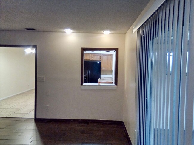 Building Photo - Great 3 bedrooms 2 baths single-family hom...