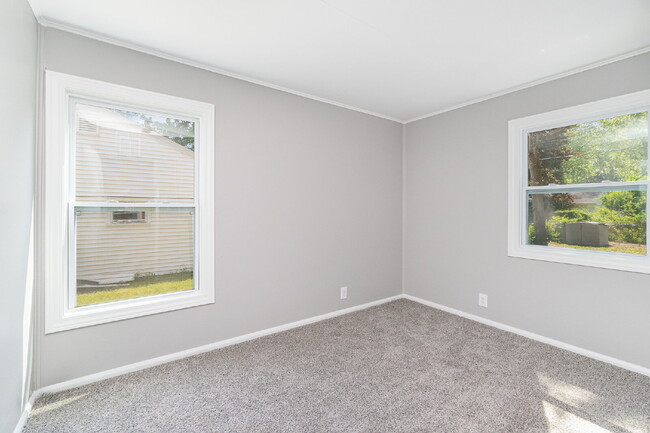 Building Photo - 2- Bedroom Single family home Only $1250/M...