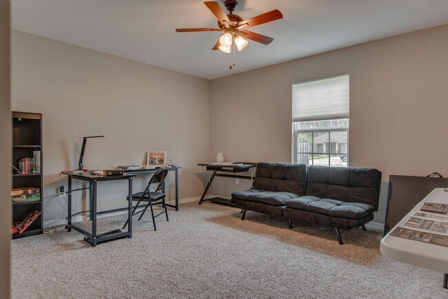 Building Photo - 4 BEDROOMS IN NAVARRE!