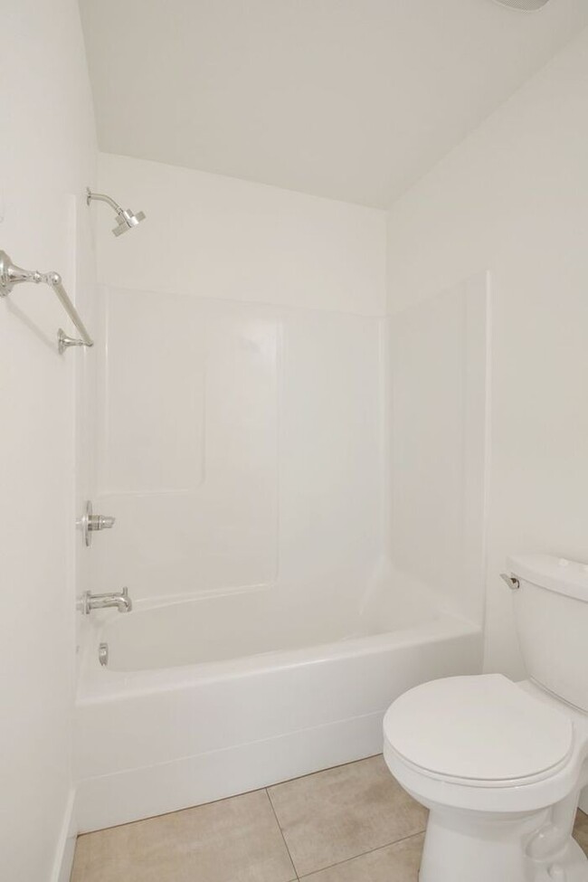 Building Photo - Sunnyside 12 Apartments Available! 1 bed, ...
