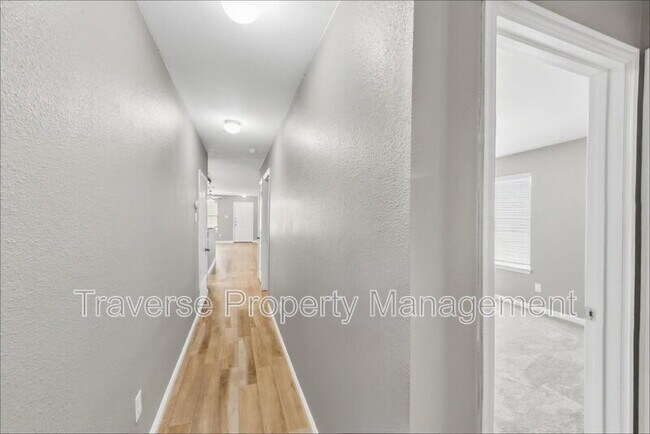 Building Photo - 733 River Hill Ln