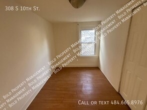 Building Photo - 308 S 10th St