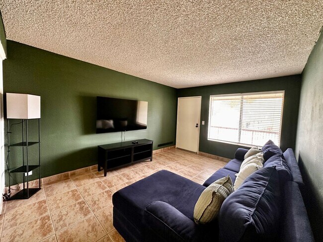 Building Photo - AVAILABLE NOW!! 1 BEDROOM 1 BATHROOM CONDO IN MISSION LAKES DESERT HOT SPRINGS
