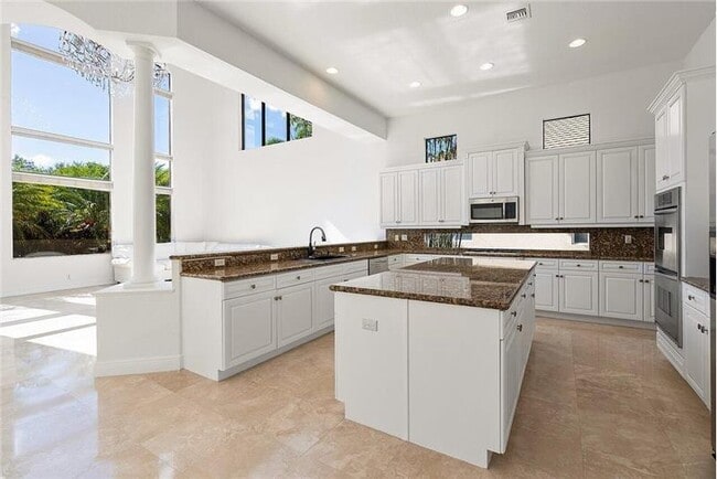 Building Photo - 10546 Versailles Blvd