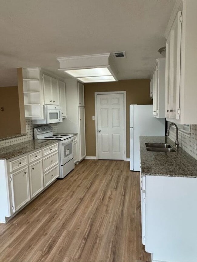 Building Photo - Great 3 bedroom situated next to Blinn's p...