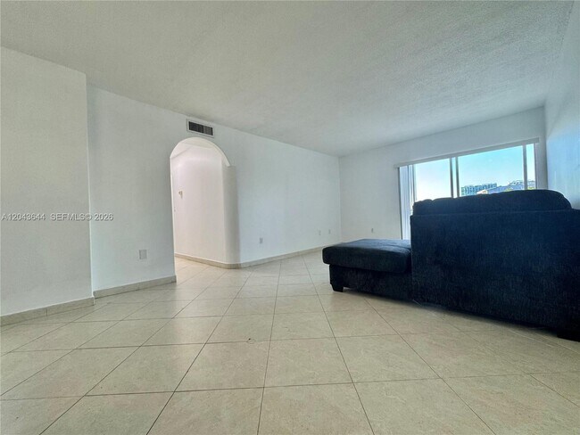Building Photo - 400 Kings Point Dr