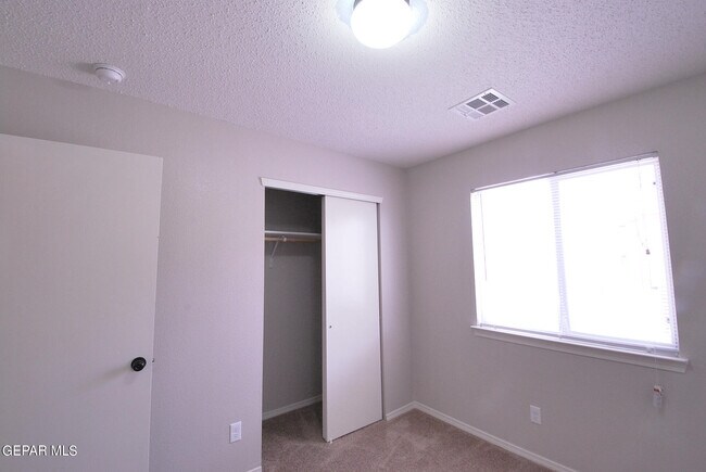 Building Photo - 610 Villas Del Valle Dr