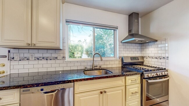 Building Photo - Delightful 2 Bedroom 1 Bath Unit with 1 Car Garage