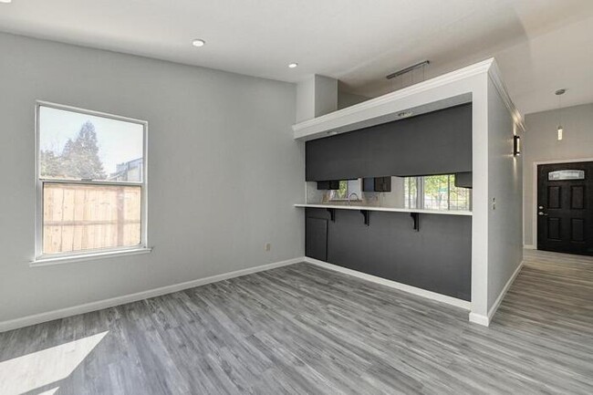 Building Photo - 2 Bedroom 2 Bath Roseville Home