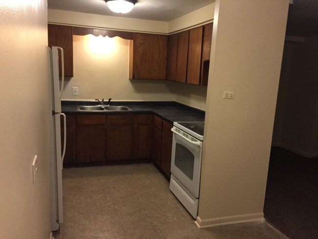 Kitchen with appliances - 1248 S 51st Ct