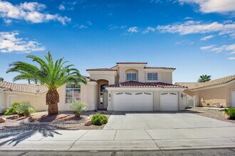 Building Photo - Spacious 4-bedroom, 3-car garage home feat...