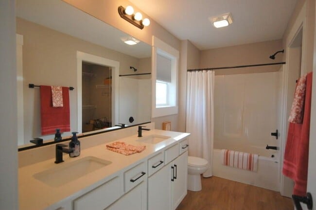 Building Photo - Golf Course Townhome