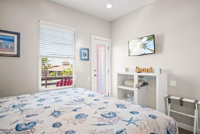 Building Photo - 2727 Eleventh Street-SI ID1023166P