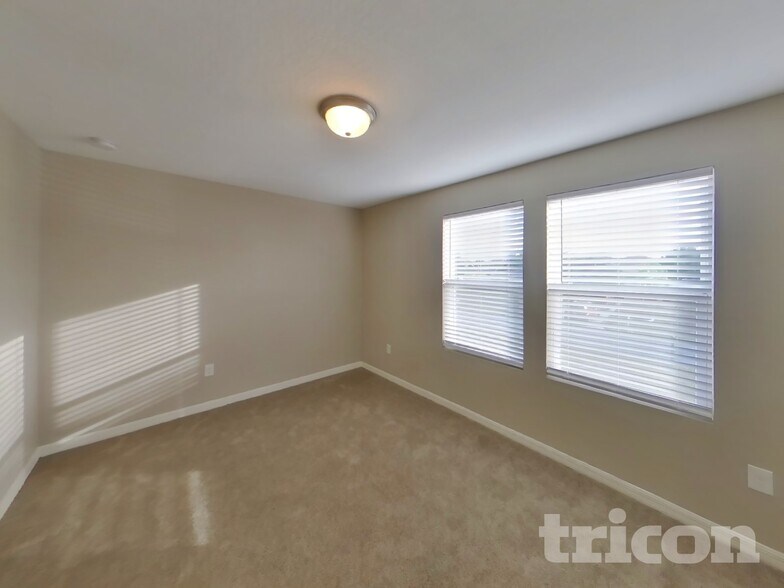 Building Photo - 2425 Lake Forest Ave