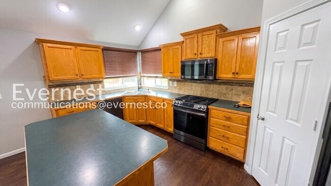 Building Photo - 5 Bed, 3 Bath Home with Fenced Yard & Garage / Pet-Friendly / Available Now!