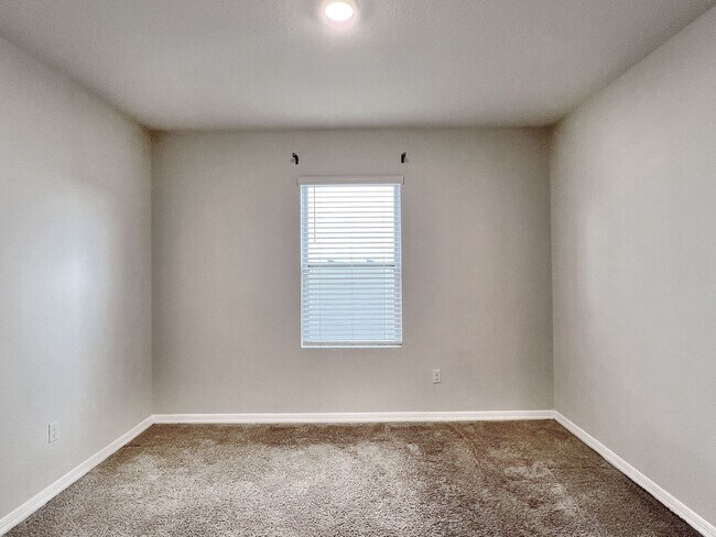 Building Photo - Four-Bedroom Home Near Lake Hartridge