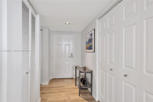 Building Photo - 1155 Brickell Bay Dr