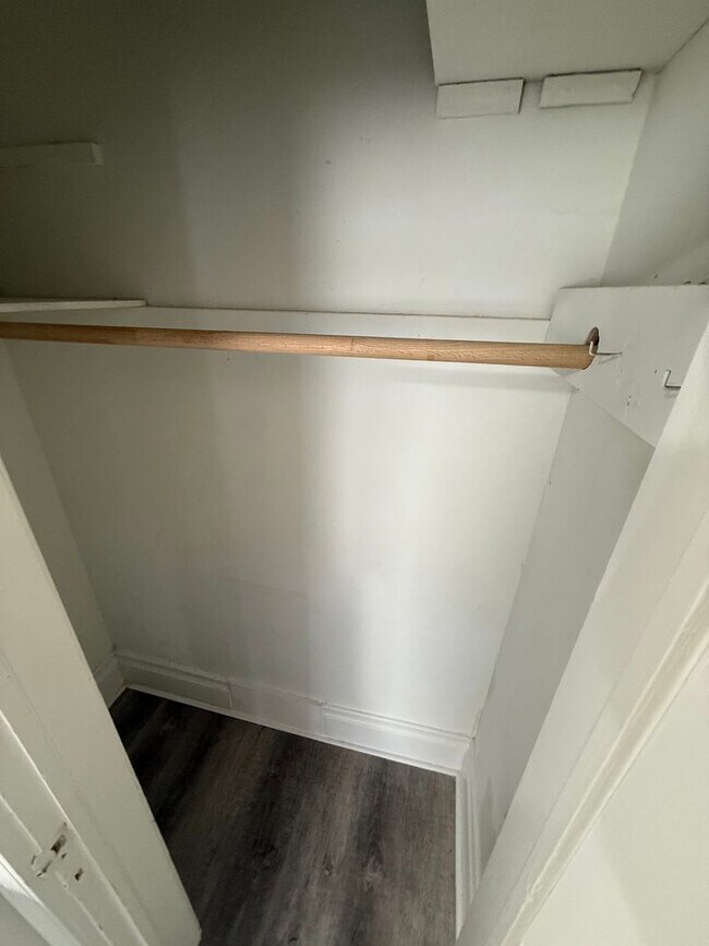 Building Photo - Must see studio apartment