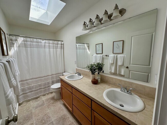 Building Photo - Charming 6 beds 2.5 bath house in Bothell!
