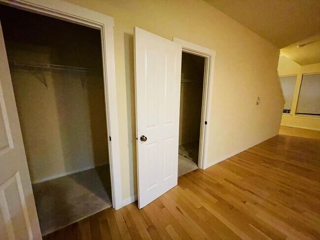 Building Photo - 2551 NW Byrne Terrace