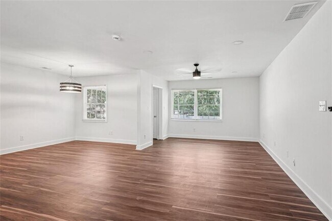 Building Photo - 119 Kelso Dr SW