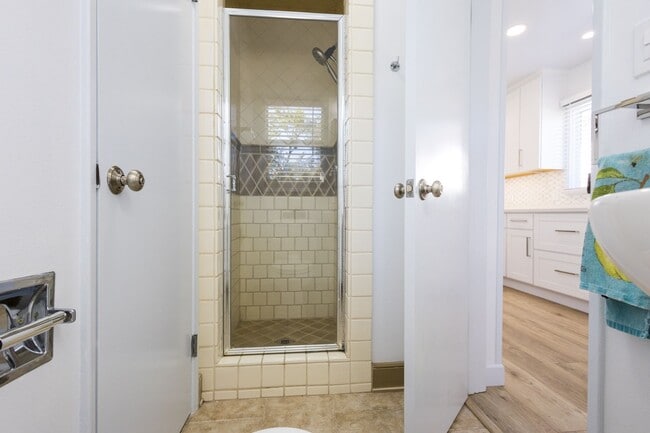 Building Photo - Freshly Renovated 3BR/2BA Pool Home – La C...