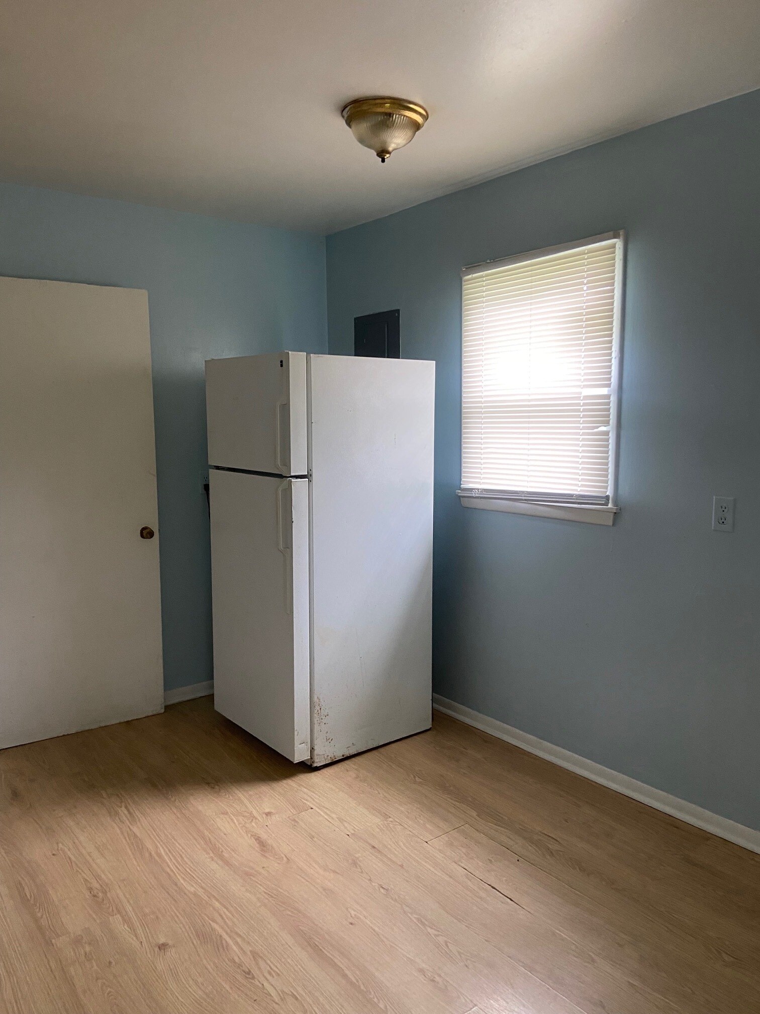 Building Photo - 220 15th Ave SW