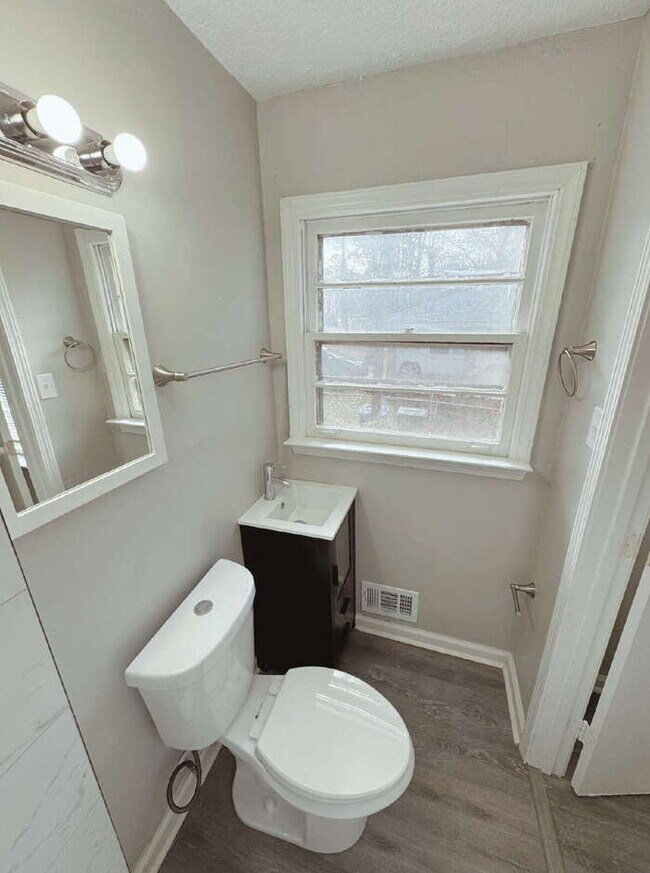 Building Photo - 2609 County Line Rd SW