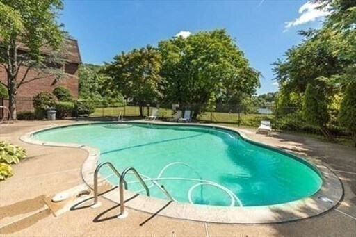 Building Photo - 140 Kenrick St