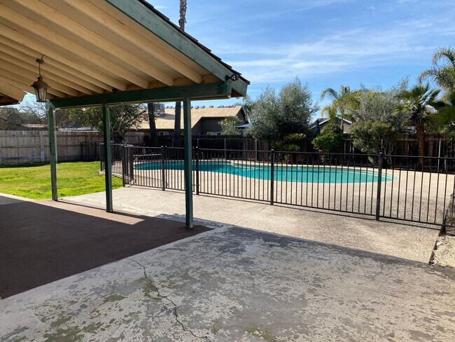 Building Photo - Beat the heat in North Hanford, Central air, and pool!