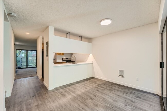 Building Photo - Live on the Lakeview Drive next to Lake Ballinger!