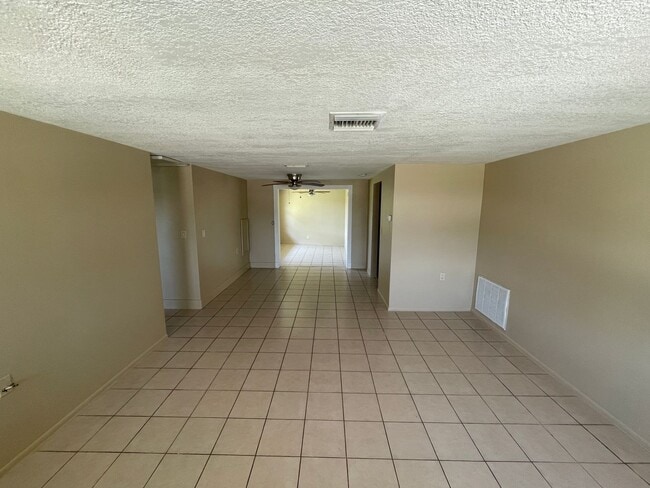 Building Photo - Cozy 3-Bedroom Home on a Corner Lot in Hol...