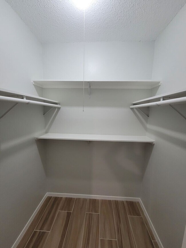Building Photo - 7093 N Holiday Dr