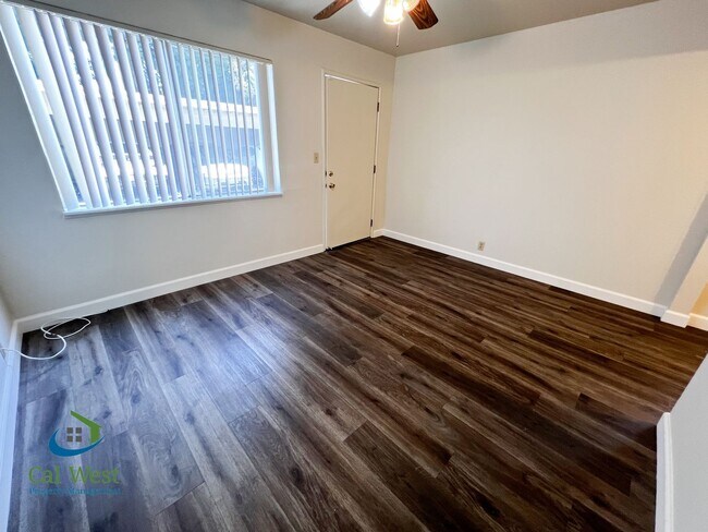 Building Photo - $1995 - Cozy 1/1 located near the Rose Garden